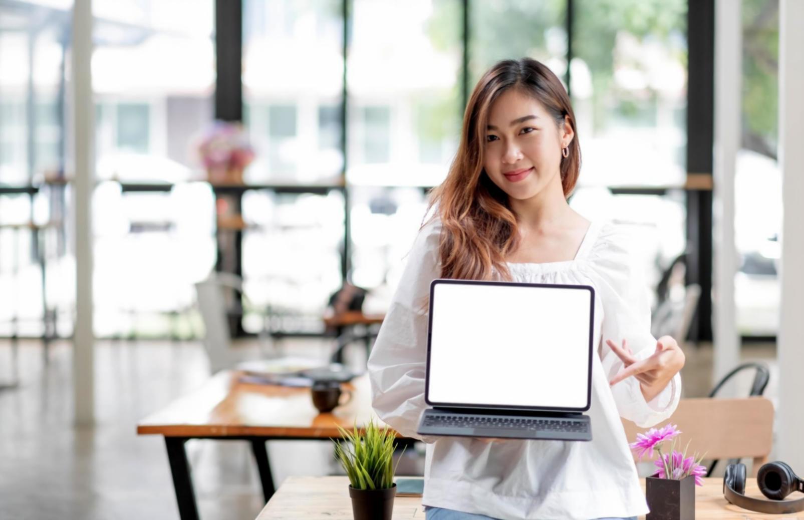Profissional analisando dados financeiros em ambiente de trabalho moderno